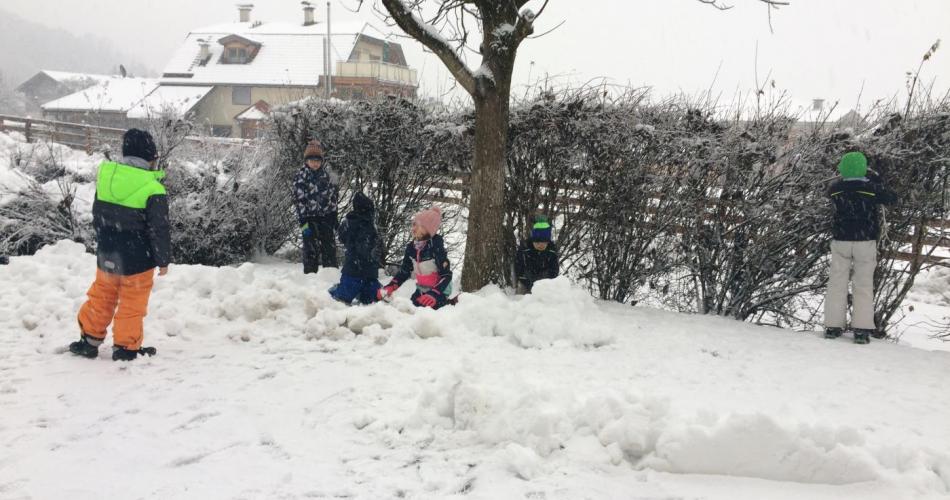 Schulkinder spielen im Schnee