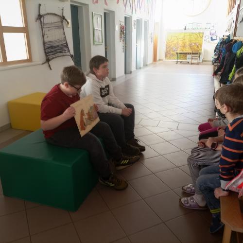 Kinder lesen vor