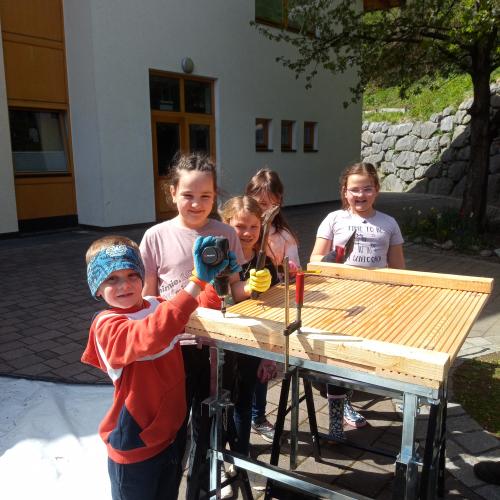 Kinder im Schulhof