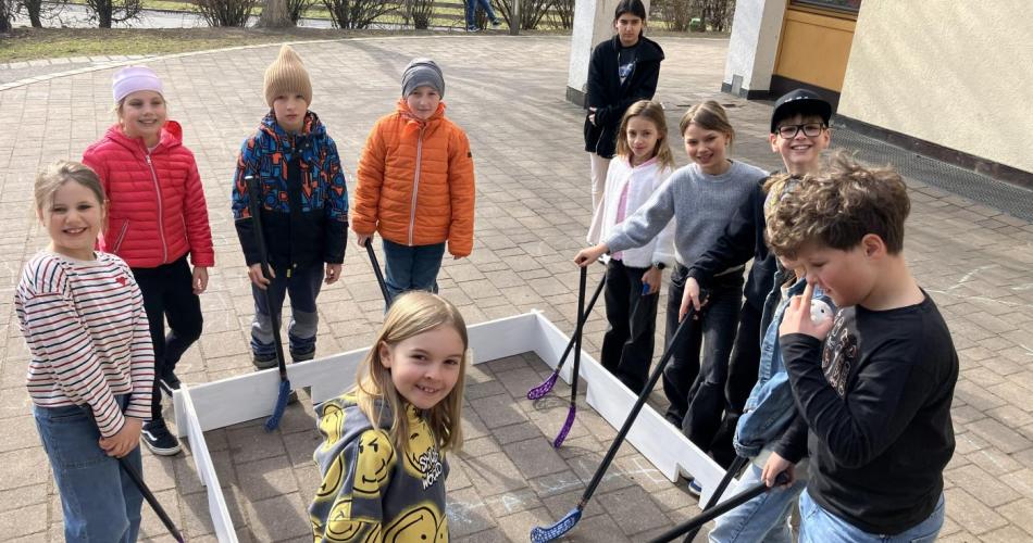 Kinder vor ihrem neuen Spielgerät